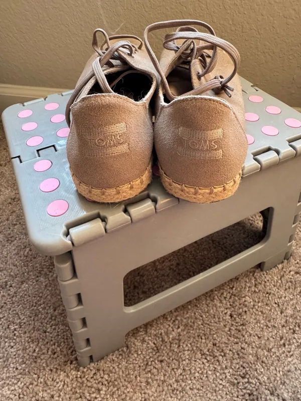 Tom’s tan sneakers size 7 - Image 4