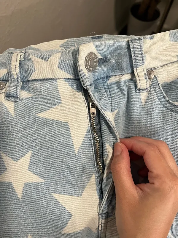 Madden Girl Steven Madden Light Blue Star-Print Flared Jeans Size 28 - Image 5