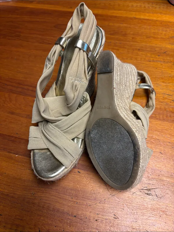 Nine West Beige Twist-Knot Slingback Heels with Gold Footbed - Image 6