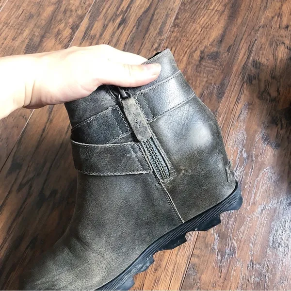 SOREL • Joan of Arctic Wedge II bootie buckle Quarry leather grey ankle short - Image 12
