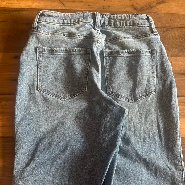 Hollister Curvy Short High-Rise Jeans - Image 6