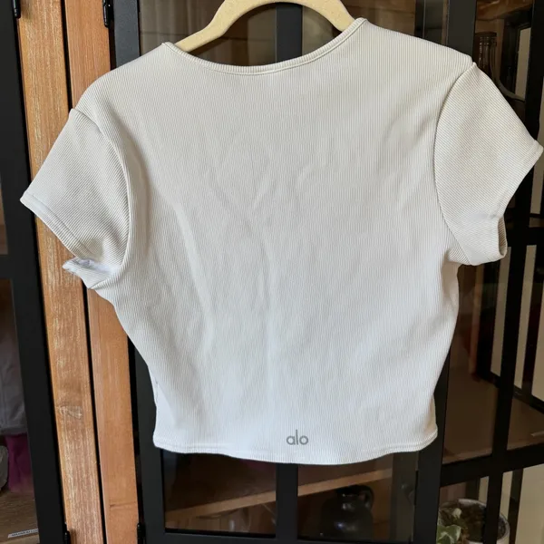 ALO yoga ribbed cropped tee Savvy short sleeve top workout split vneck white - Image 3