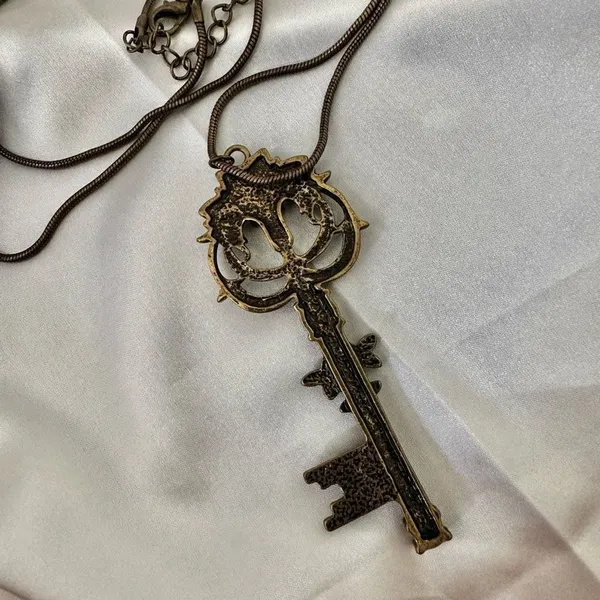 Long rhinestone key pendant necklace - Image 6