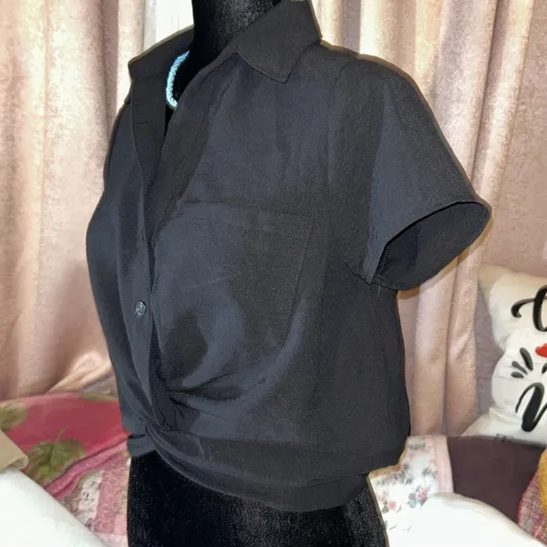 NWT  Size M Black Button Down Crop Top - Image 5