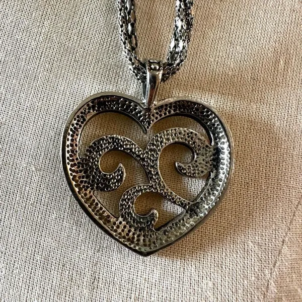 Silver tone Marcasite Heart Pendant necklace - Image 4