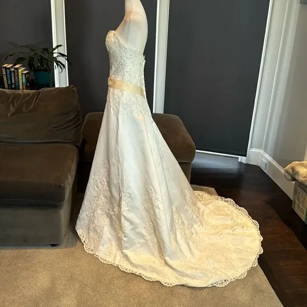 Women’s White Wedding Dress Zip Up Back Train Size 4 NWT - Image 7
