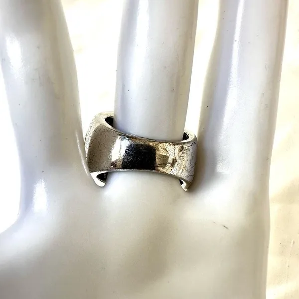Silver tone rhinestone cocktail ring - Image 4