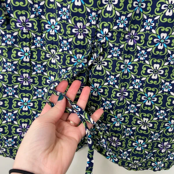 EUC SB Scrubs women’s green navy floral print v-neck‎ tie back pocket scrub top - Image 5
