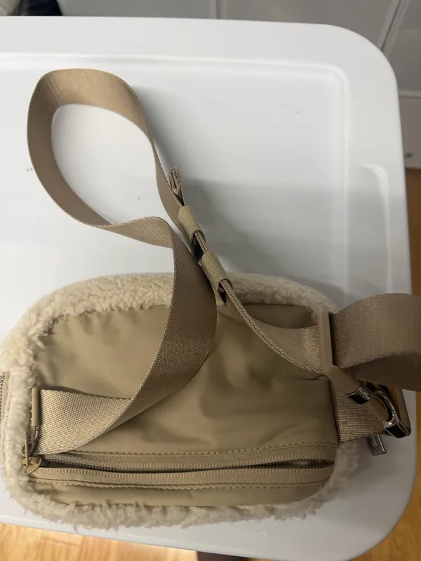 Lululemon Sherpa Belt Bag - Image 3