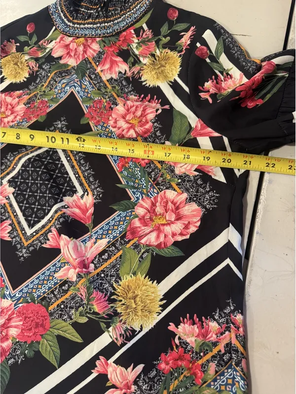 Jealous Tomato floral print blouse with ruffled collar and cuffs, size Large - Image 6