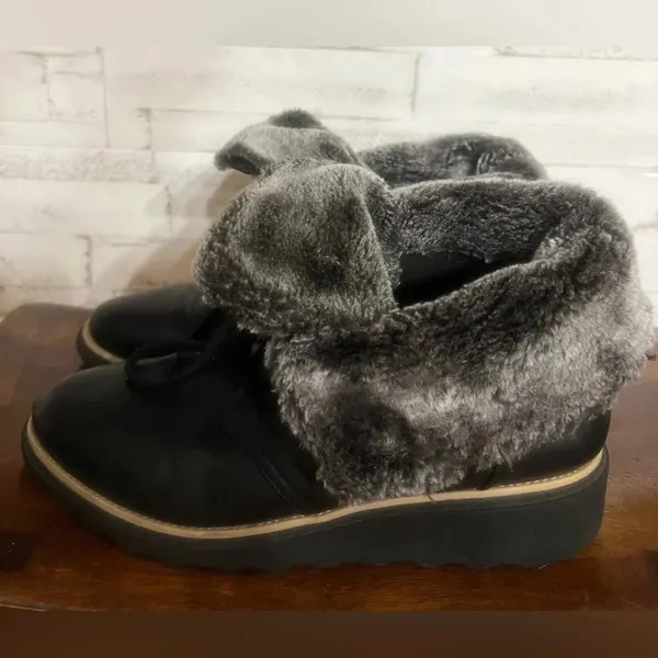 Clarks Womens Sharon Pearl Boots. Fuzzy, comfortable and warm. Size 9 - Image 3