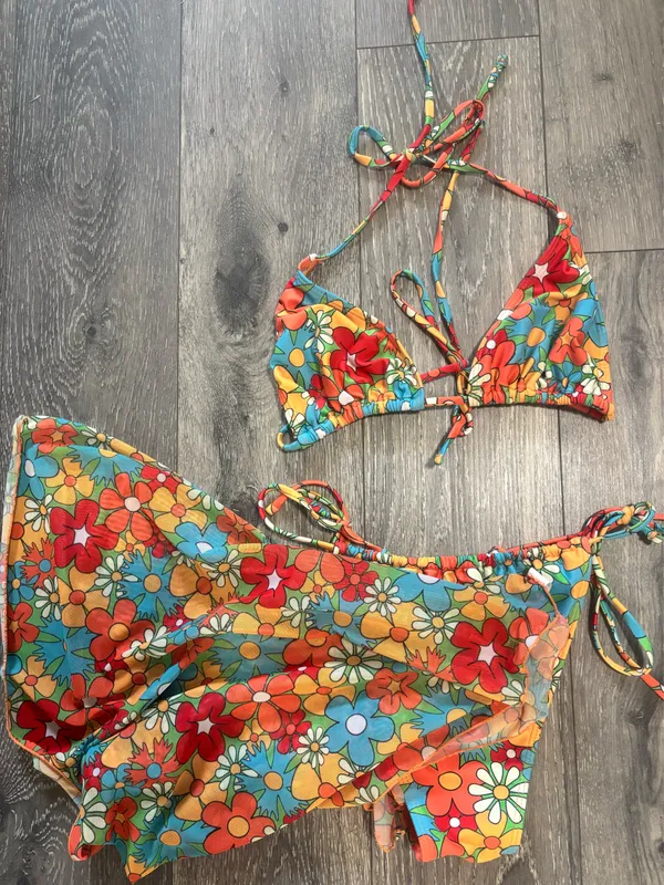 Amazon Bikini and sarong - Image 2