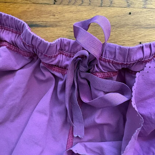 Lululemon Hit It Shorts Magenta Scalloped Hem Size 10 - Image 7