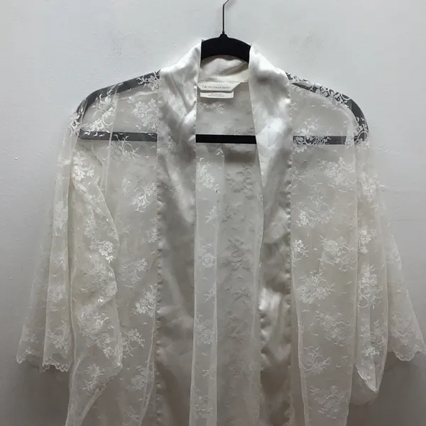 Victoria’s Secret Elegant White Lace Robe NO BELT ~ Preloved - Image 2