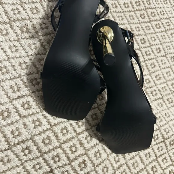 Steve Madden Black and Gold Strappy Heels - Image 7