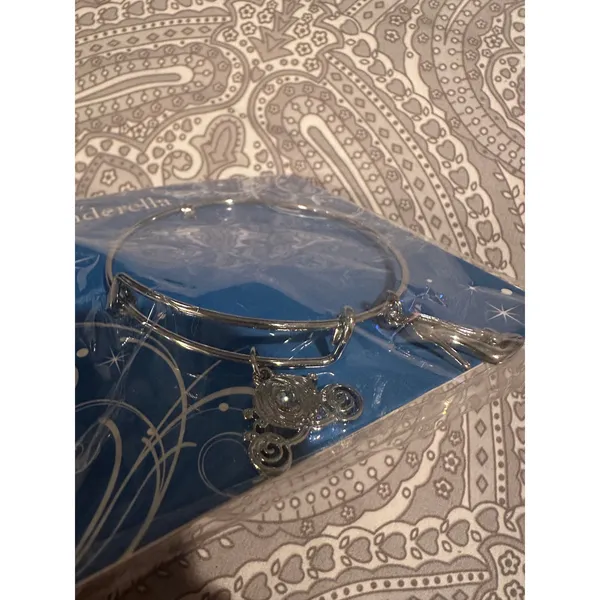 NWT Disney Parks Princess Cinderella Pumkin Carriage Bangle Charm Bracelet - Image 3