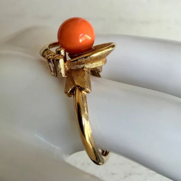 Avon Coral Cabochon Gold Tone Modernist Adjustable Ring Vintage - Image 2
