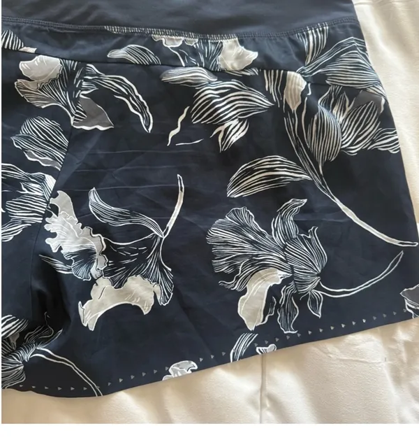 Athleta Women’s Shorts Blue size L - Image 6