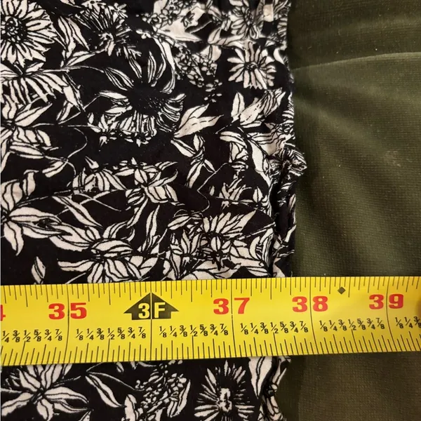 Lulus black & white floral wide leg pants sz M - Image 7