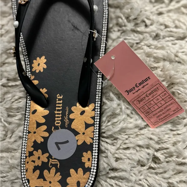 Juicy Couture Black Sandals with Gold Floral Design Size 7 - Image 4