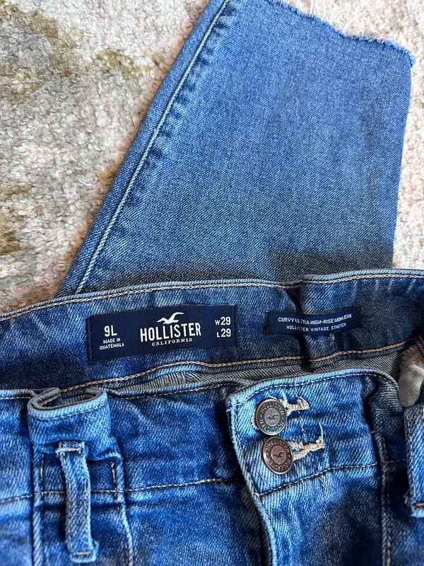 Hollister Curvy Ultra High Rise Mom Jeans - Image 3