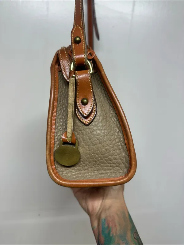 Dooney & Bourke 80s Taupe Pebbled Leather Crossbody with Tan Trim - Image 5