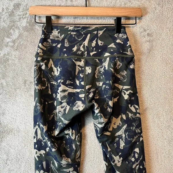 Peloton‎ Women’s Size Small Tie Dye Reversible Leggings Black Green - Image 6