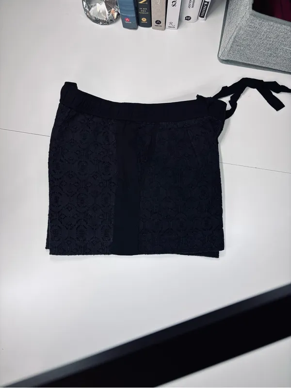 Ann Taylor LOFT Black Lace Overlay Drawstring Shorts EUC Size 2 - Image 7