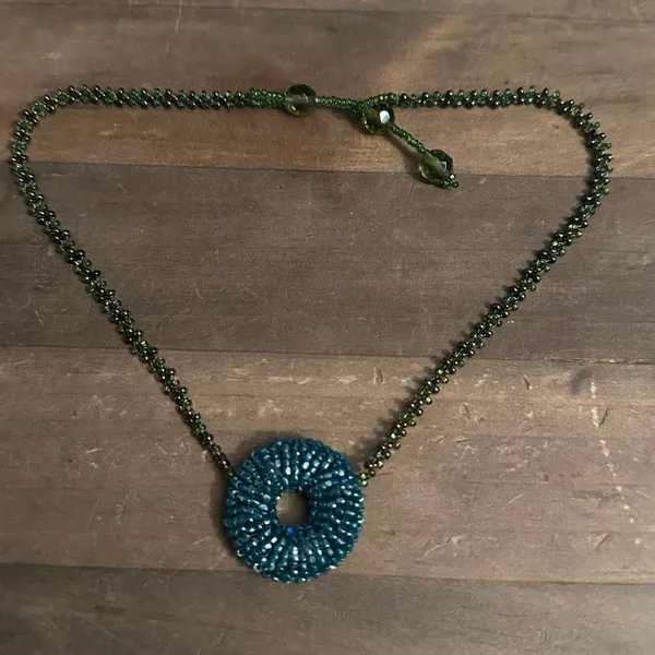 Vintage glass seed bead circle pendant necklace - Image 2