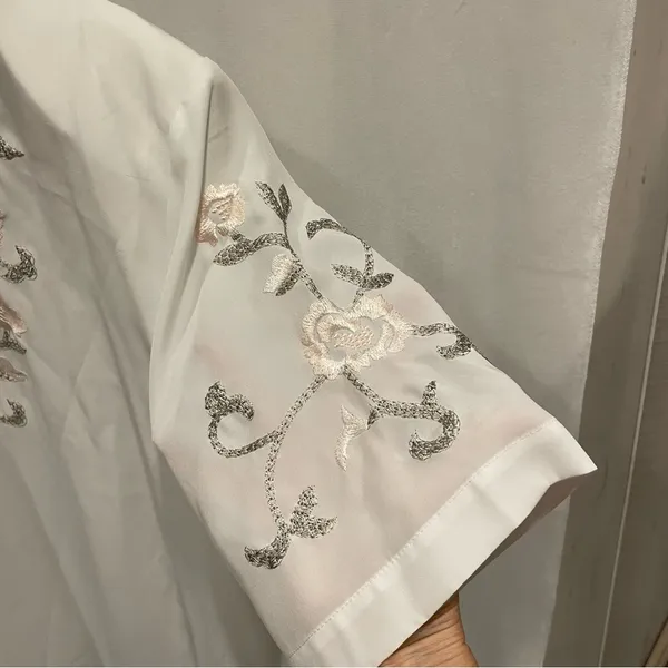 Croft & Barrow Cute vintage 80’s-90’s white semi-sheet floral embroidered short sleeve blouse - Image 6