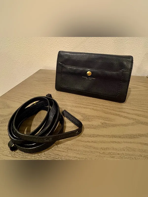 Marc Jacobs Black Pebbled Leather Crossbody Wallet with Removable Snap - Image 10