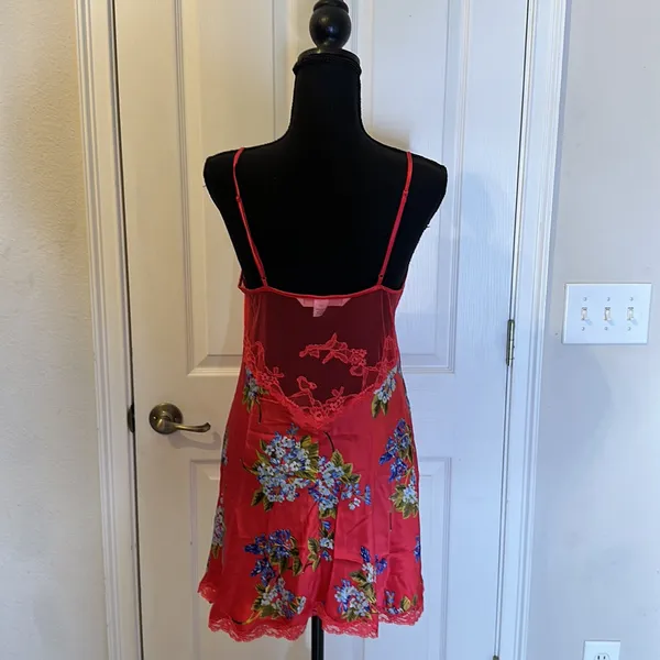 Victoria’s Secret size medium hot pink floral night gown with lace trim - Image 4