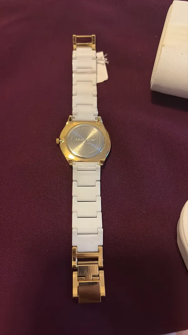 Charming Oaks Jalyn™ | 36mm, White Ceramic/Gold - Image 3