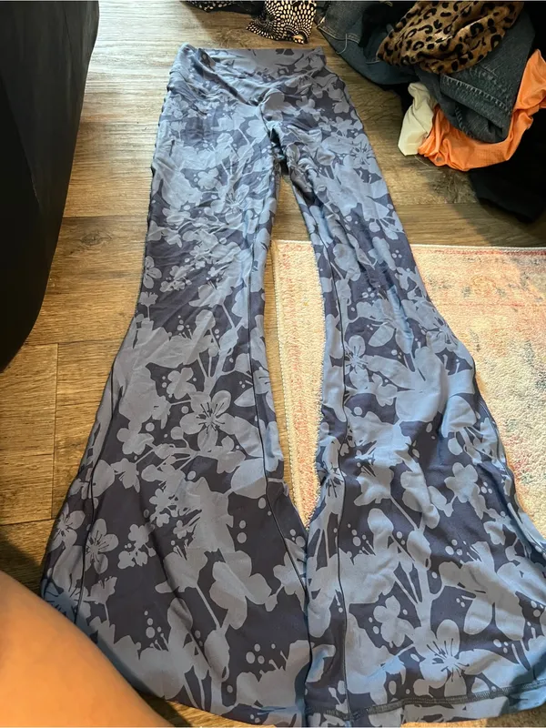 Aerie blue floral flared leggings - Image 5