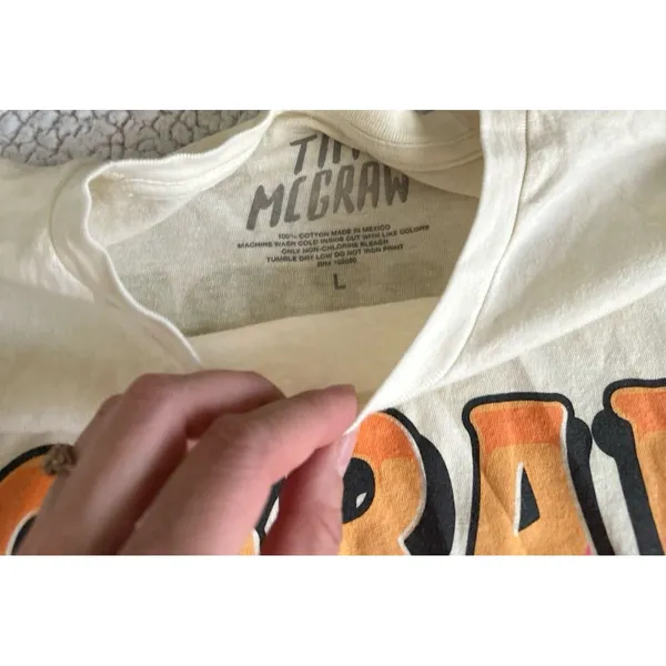 Tim McGraw standing room only tour shirt Size L - Image 2