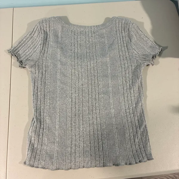 Almost Famous Heather Gray Ribbed Knit Henley Crop Top Size M Short Sleeve - Image 3