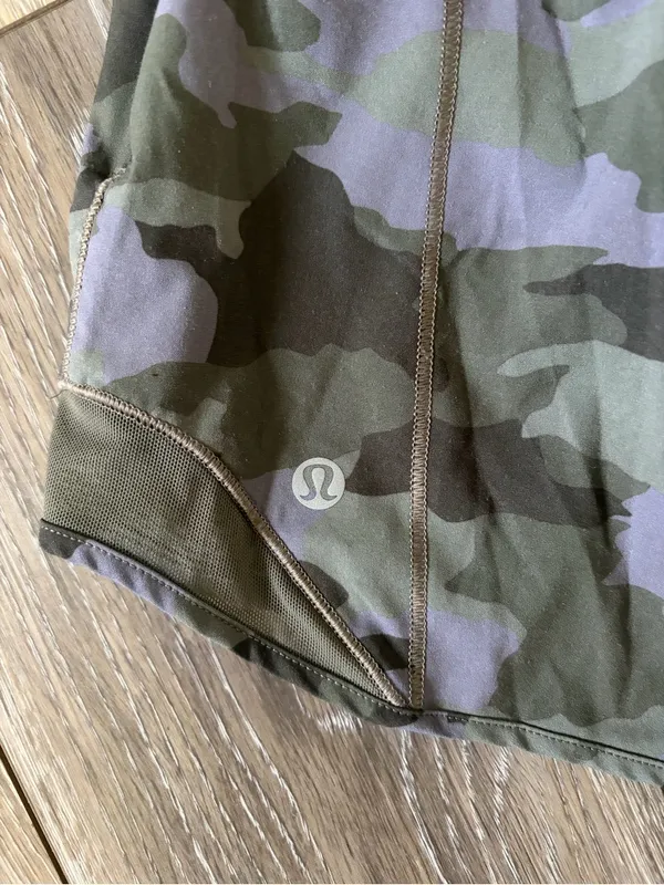 Lululemon Hotty Hot Short II Size 4 Low Rise 4 Inch - Image 3