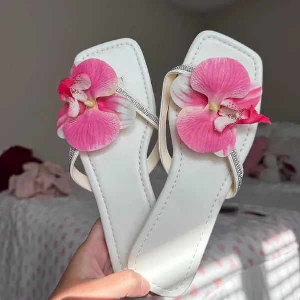 Source Unknown Brand new white flip flop sandals with a hot pink floral appliqué - Image 4