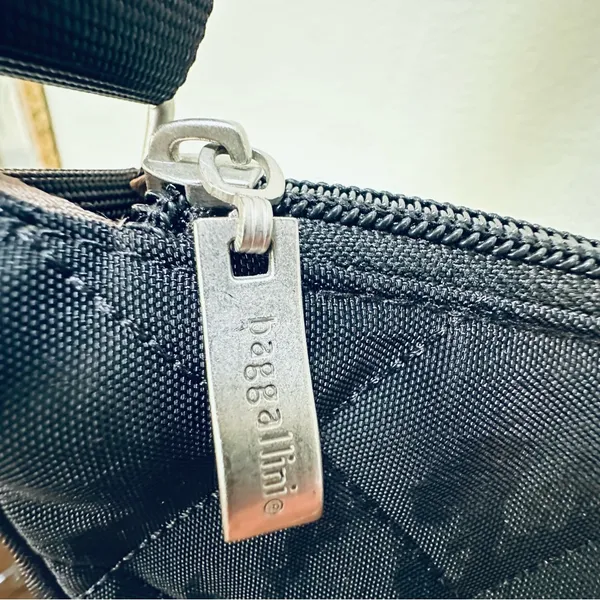 Baggallini Triple Zipper Travel Crossbody Bag Black Pristine Condition - Image 4