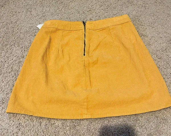 Yellow suede scallop mini skirt never worn - Image 4