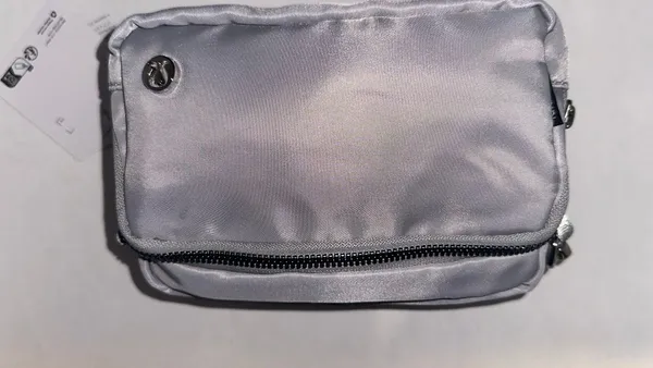 lululemon Everywhere Crossbody Bag 2L  - Image 2