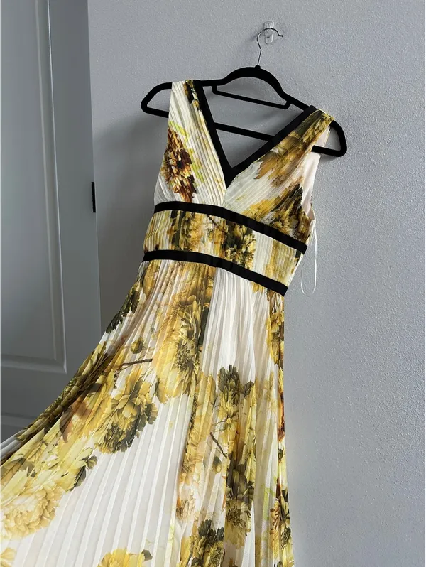 Karen Millen Pleated Floral Bodice Detail Woven Maxi Dress - Image 7