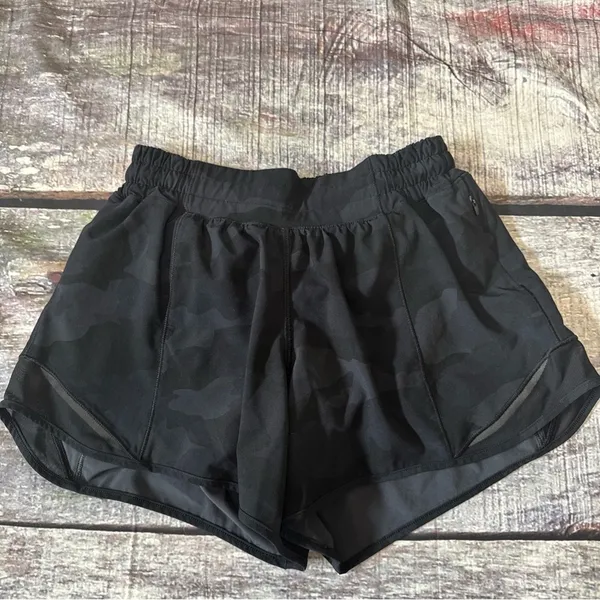 Lululemon Black Camo Hotty Hot Shorts Size 4 - Image 2