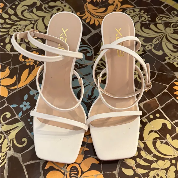 X2B White Strappy Stiletto Sandals Sz: 8 - Image 3