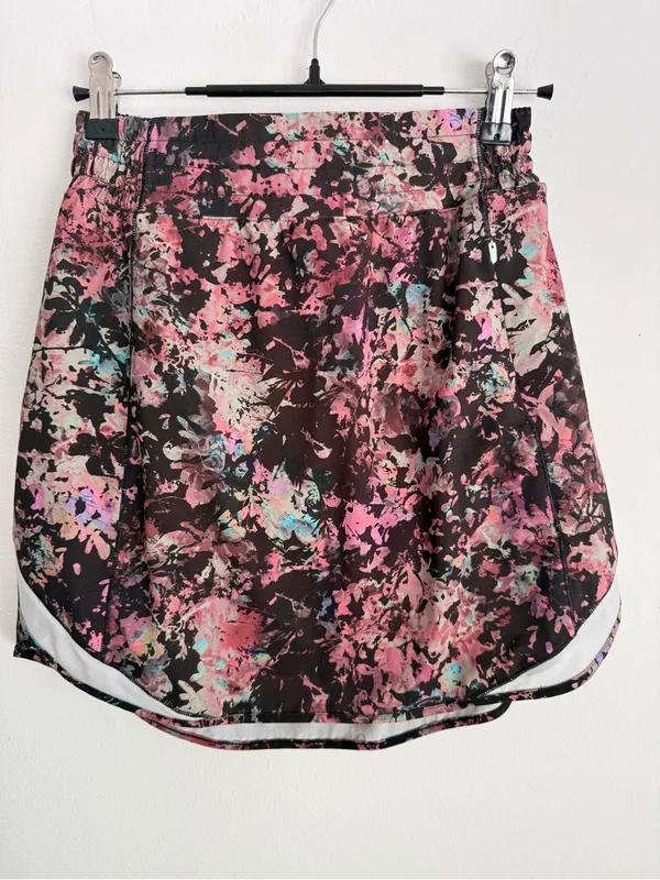 Lululemon Hotty Hot High Rise Skirt Skort Black Stencil Blossom Size 4 W8AF2T - Image 2