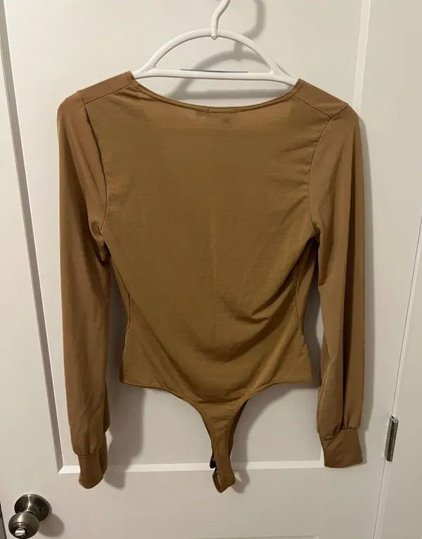 Boohoo Tan V Neck Bodysuit - Image 3