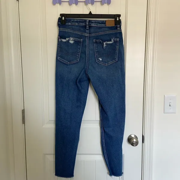 EUC | American Eagle stretch women’s medium wash ripped jeans — size‎ 6 - Image 5