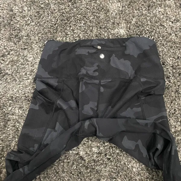 Yogalicious 7/8 Leggings with Side Pockets in Camo, Size S​​​​​​​​​​​ - Image 4