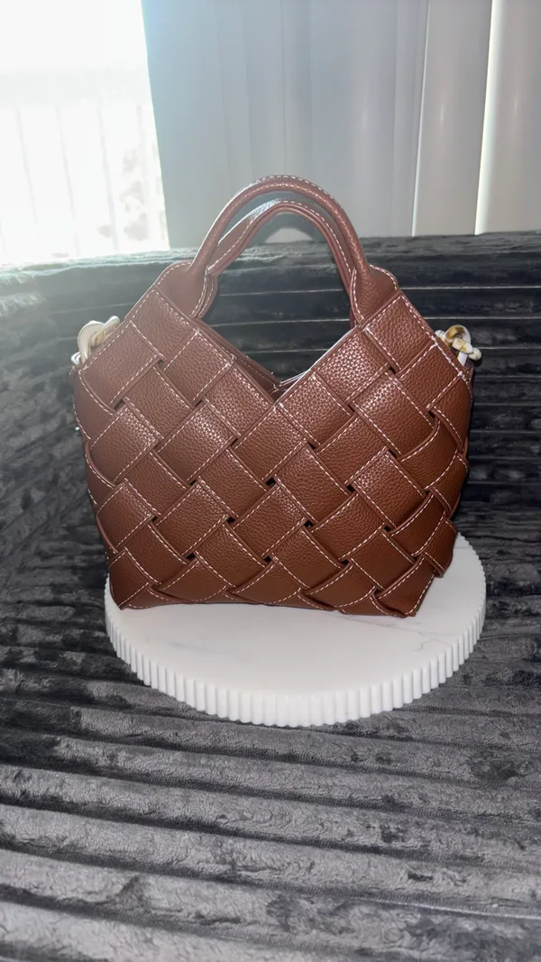 Brown Woven Faux Leather Handbag with Chunky Chain 👜 - Image 2