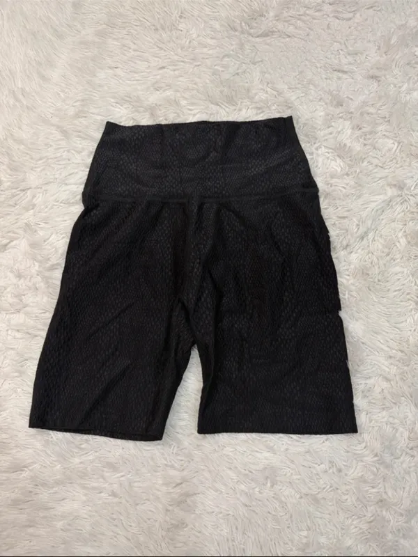 Beyond yoga Women's High-Waist Black Textured Bike Shorts - Image 2